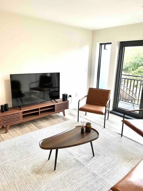 Modern Luxury Apartment in Quincy - Image 1