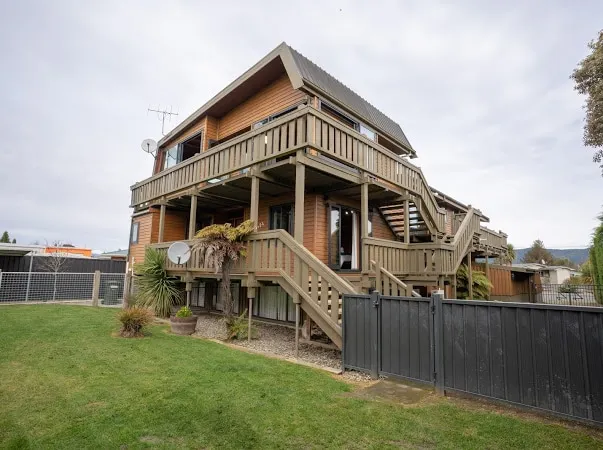 Fiordland Getaway - Te Anau Holiday Home - Image 1