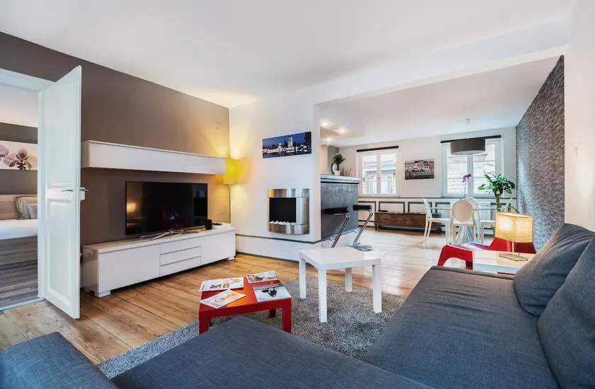 Modern flat by the Cathedrale - Image 1