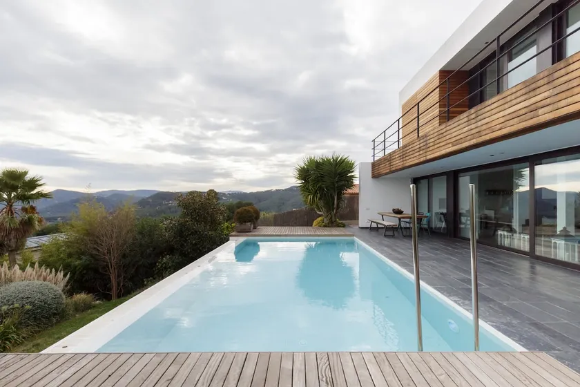 Designer Villa with stunning vistas - Image 1