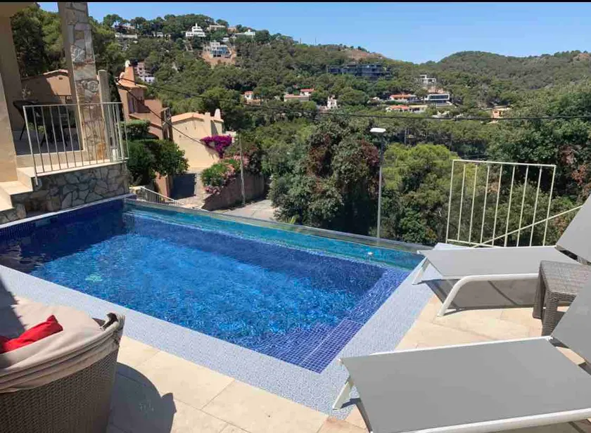 Private 2 bedroom flat with own pool and seaview - Image 1