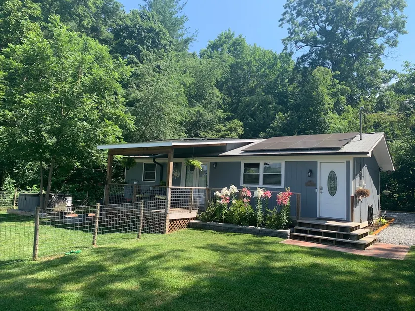 Private 2 BR Home with Yard. 10 min to Downtown! - Image 1