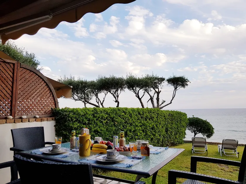 BUNGALOW ON THE SEA FRONT - Image 1