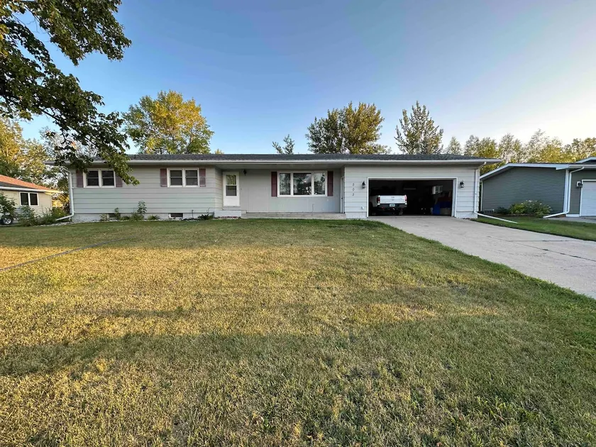 House in Manvel just 10 Min North of Grand Forks! - Image 1