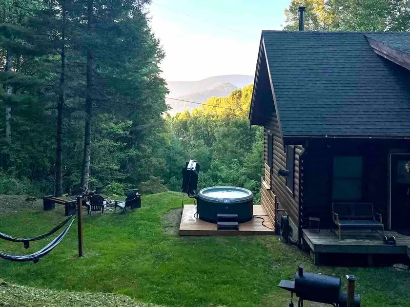 Tucked Inn SG: Boone Cabin with Hot Tub + Views - Image 1
