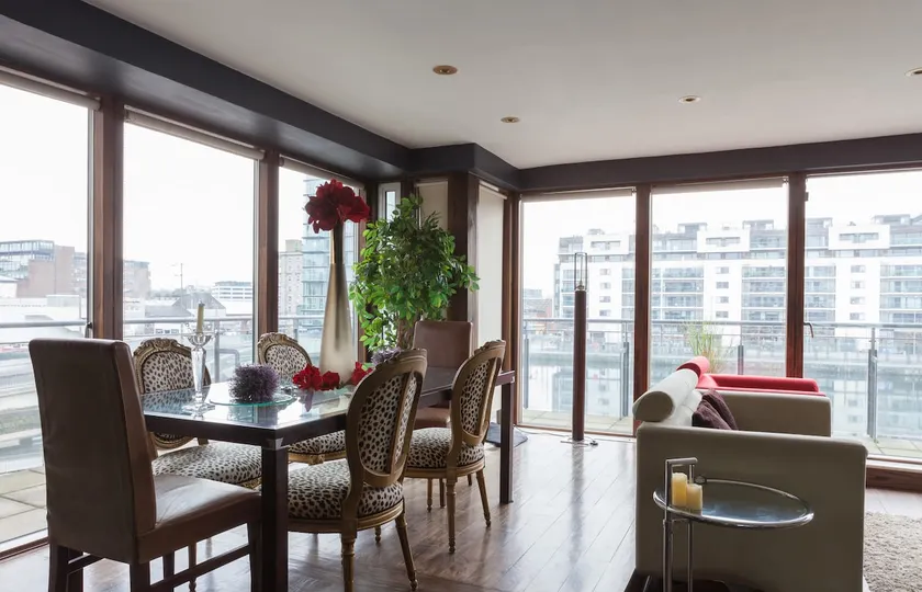Docklands Millennium Tower Luxury Apartment - Image 1