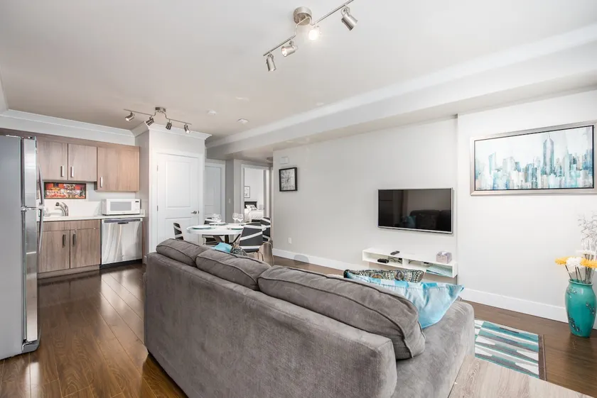Spacious 2 bdrm family suite-steps to park and bus - Image 1