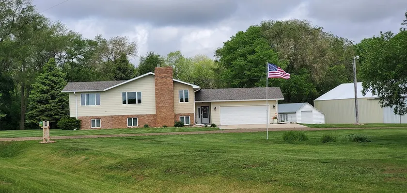 Quiet split level farm home w/ garage parking - Image 1