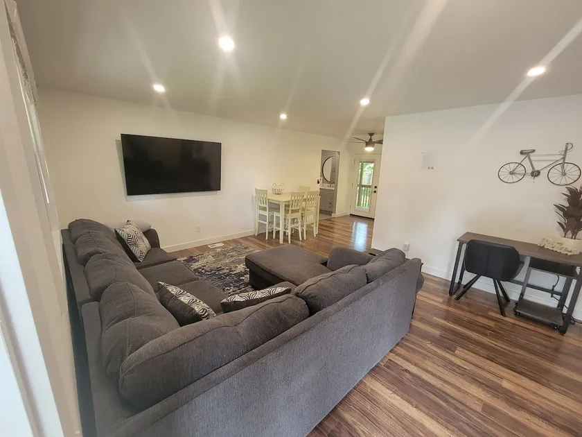 Lyndhurst Lounge - Image 1