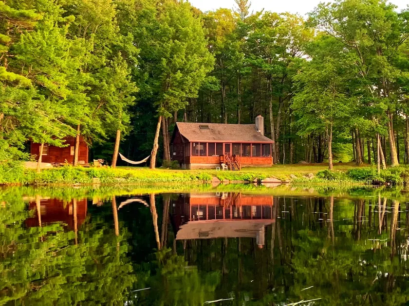 Beautiful Lakefront Log Cabin - Image 1