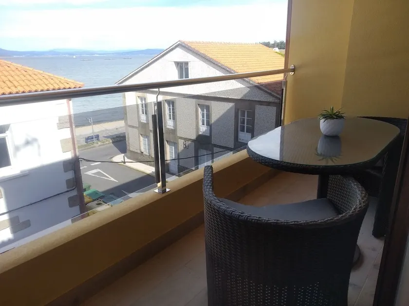 Spacious apartment with balcony overlooking the beach - Image 1