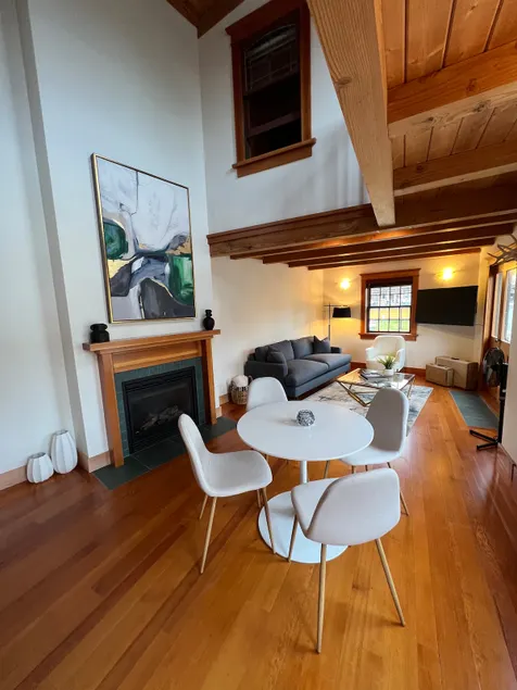 Stunning 2 bedroom downtown apartment - Image 1
