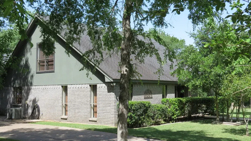 Large wooded yard near Texas A&M - Image 1