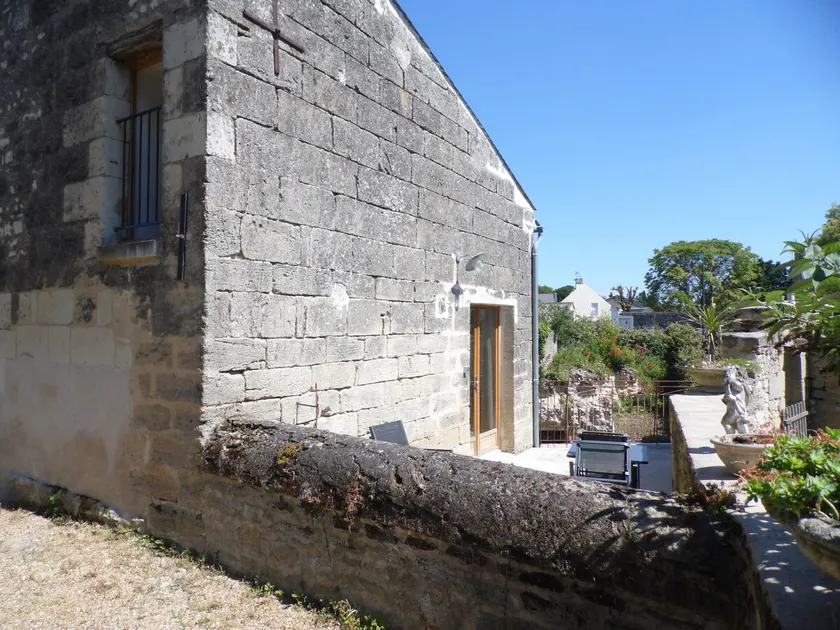Air-conditioned house with private parking - Image 1