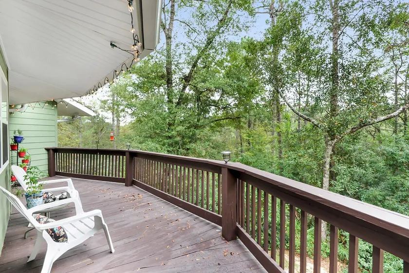 The Roundhouse Retreat: A Private Lakefront Escape - Image 1