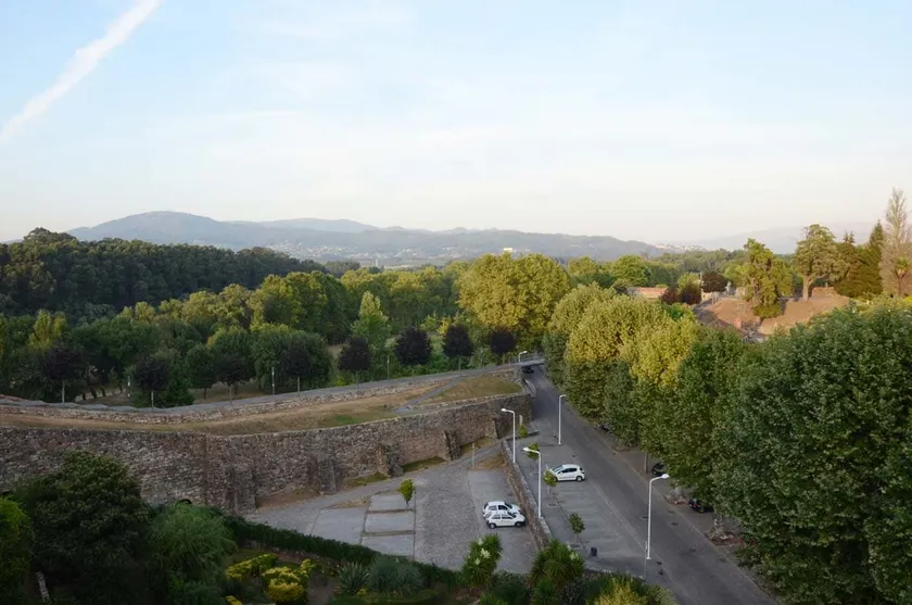 In the center of the fortified walls of Monçao - Image 1