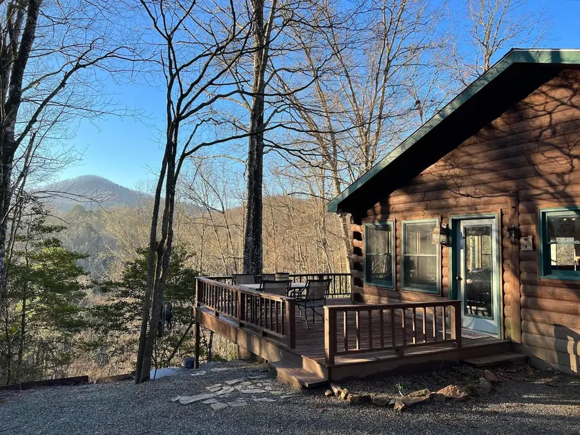 Misty Ridge, Pet Friendly Log Cabin close to Town! - Image 1