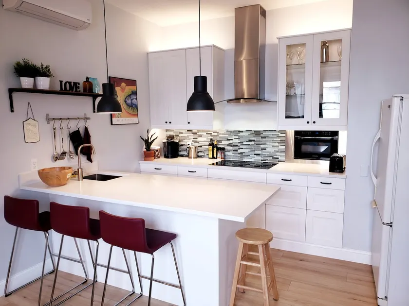 Modern & Cozy Apt in the Heart of Ptown w/ Parking - Image 1