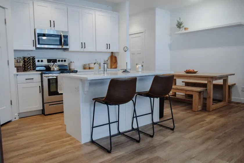Large Townhouse with Pool/hot tub walk to food/movies/TopGolf - Image 1
