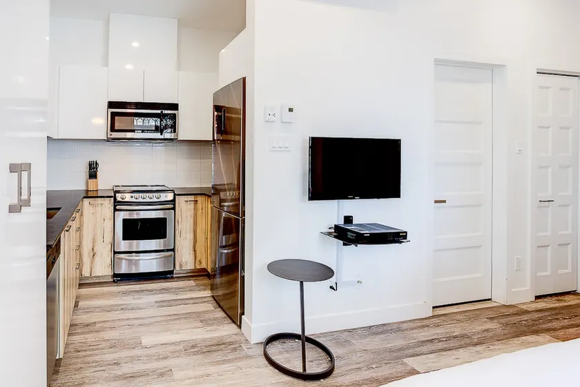Urban and Historic Loft on Grande-Allée - Image 1