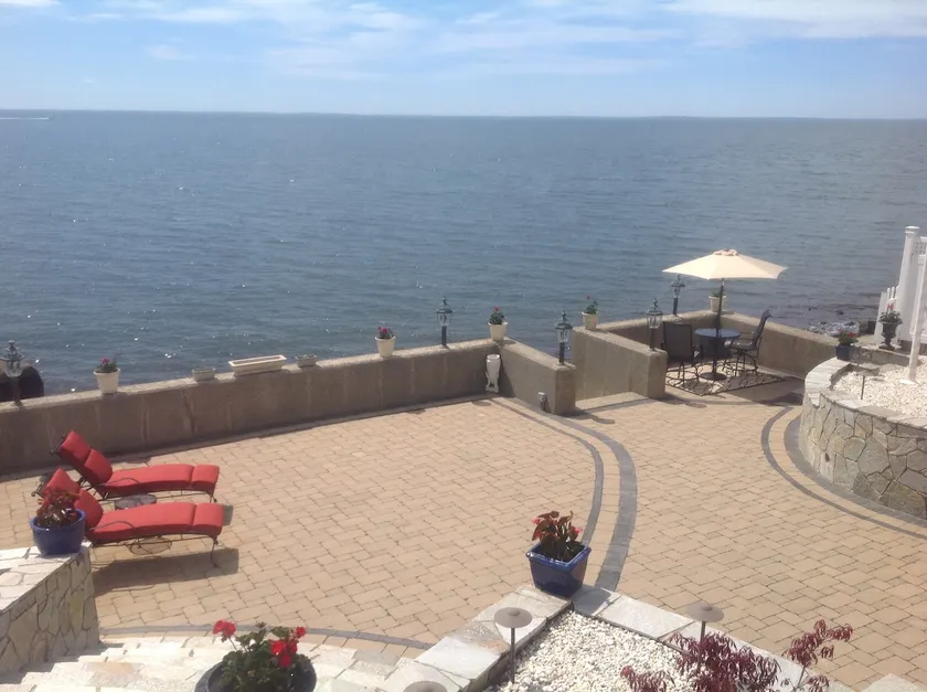Water front studio apartment with fireplace. - Image 1