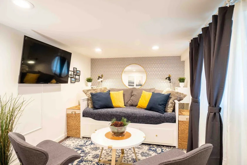 Trendy suite in cozy craftsman house! - Image 1