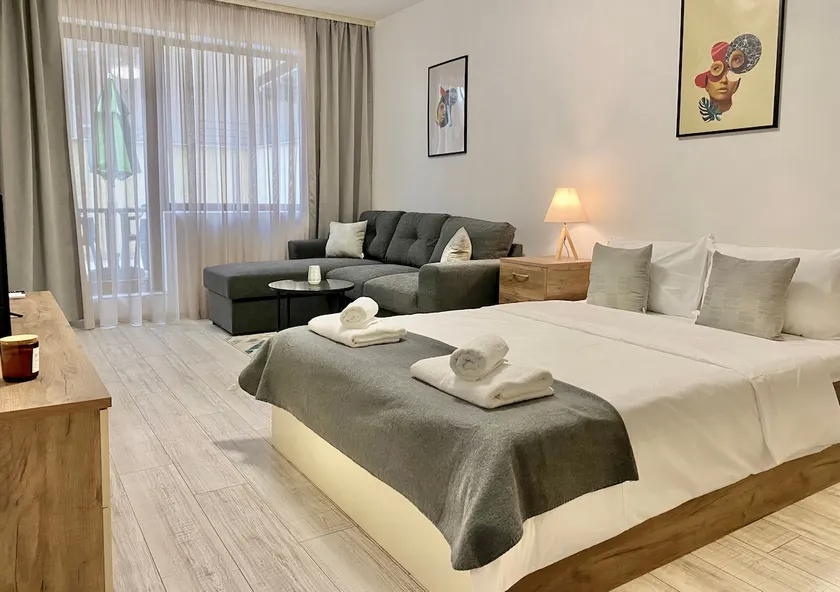 Spacious & Cozy 2 bed Apartment with Work Space & Fast Wi-fi - Image 1