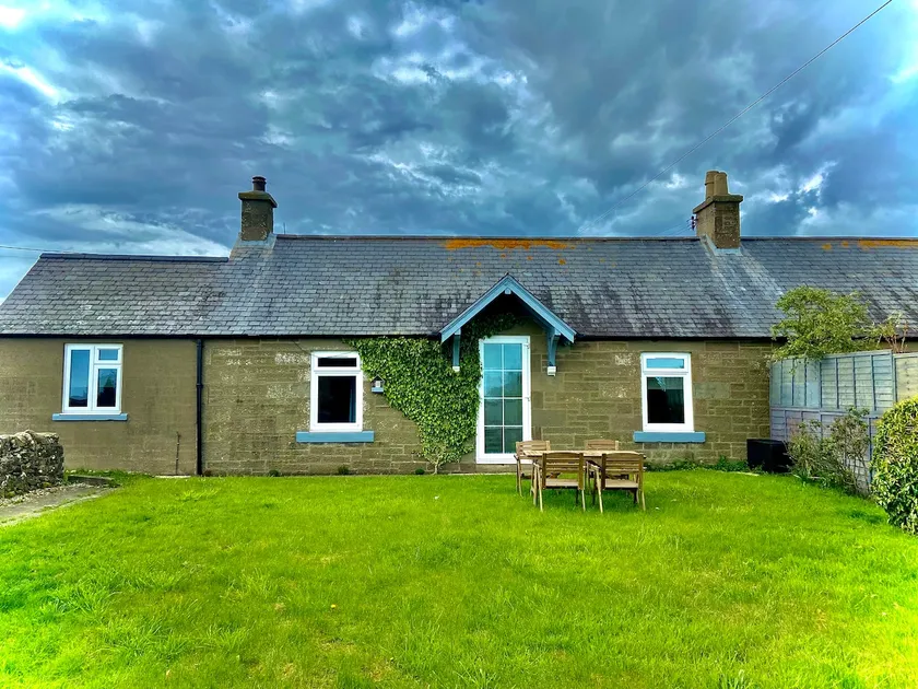 Pet-friendly cottage with sea view - Image 1