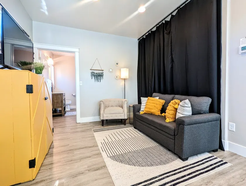 Clean-Modern-New-Breezy Stay for Travelers - Image 1