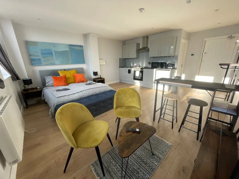Market Haven Kingsize Studios Town Centre with Netflix, Business & Leisure travellers, multiple units available - Image 1