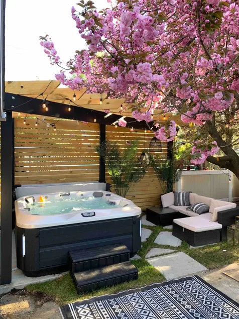 Spacious Retreat:4-Bedroom Home with Hot Tub/Sauna - Image 1