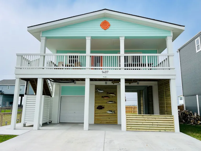 Bay views Cottage w/private suite, 4 min from beach and Moody Gardens  - Image 1