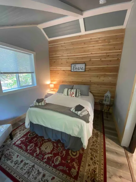 Maple Pines Guest House - Image 1