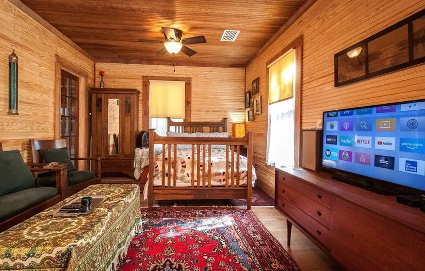 Lockhart Carriage House - Walk to the square & BBQ - Image 1