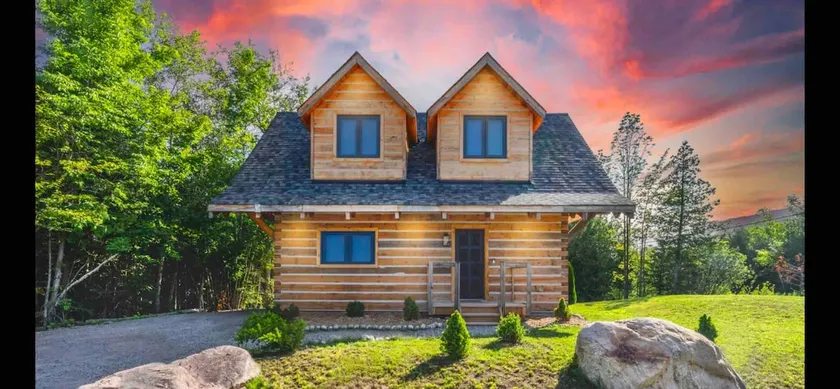 Canadian Cabin. Walk to beach. Forest view. Modern - Image 1