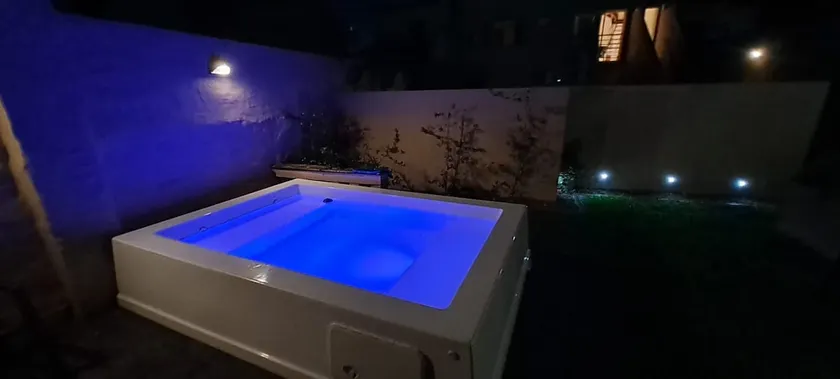 House with 2 floors, 3 bedrooms, a garden, and a pool - Image 1