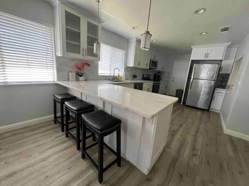 Lovely Home Away From Home! 4 bedrooms - Image 1
