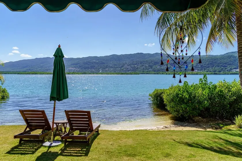 SeeSea Waterfront Villa - Image 1