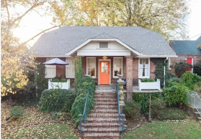 The Cottage, Located in Historic Downtown Corinth - Image 1