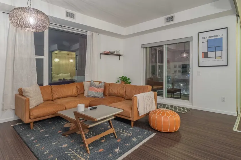 Modern Downtown Kelowna Retreat - Image 1