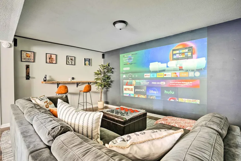 ~Family & Pet Friendly Home~ Mins to Attractions! - Image 1