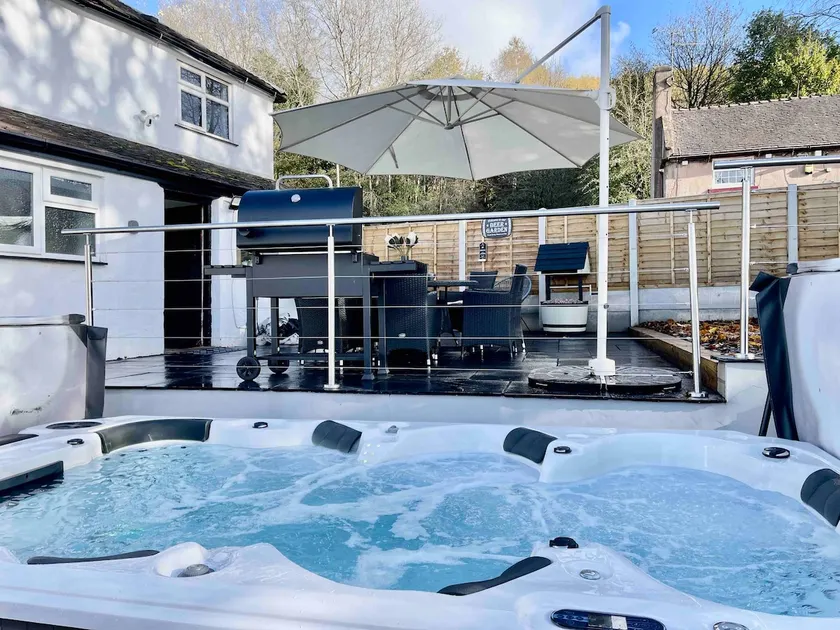 Countryside Cottage Retreat w/BIG HotTub/Alton-Tow - Image 1