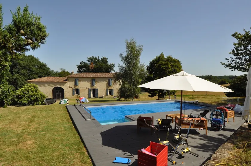 Spacious family home in the sky + swimming pool - Image 1
