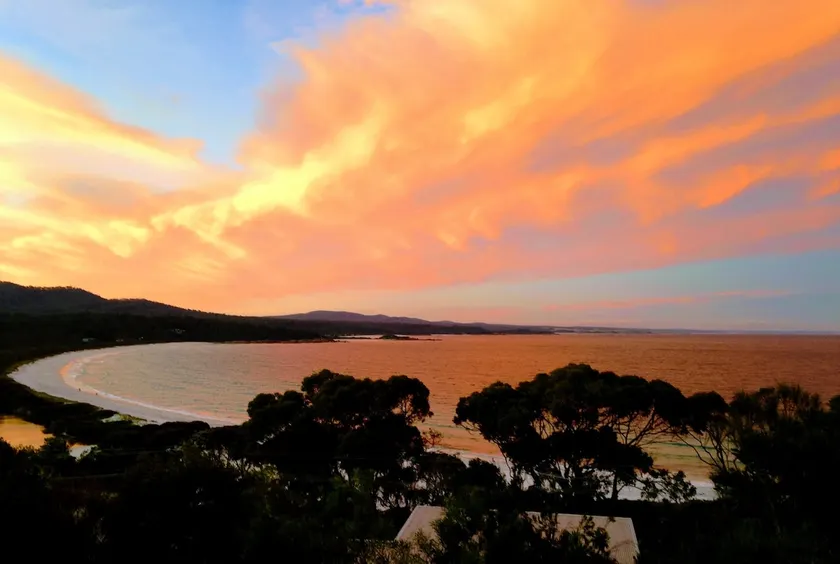 DOLPHIN LOOKOUT COTTAGE - amazing views of the Bay of Fires - Image 1