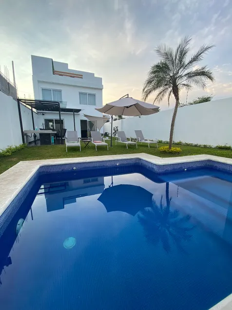 Beautiful weekend house with paddle tennis nearby - Image 1