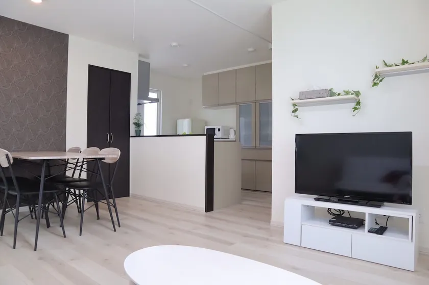 Entire house 85 sqm 10 seconds to the station, all rooms fully air conditioned, train view, easy access to tourist destinations, 2 parking spaces - Image 1
