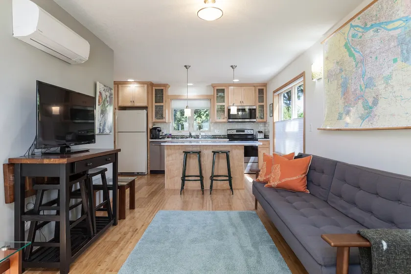 Portland Nest Guesthouse - Image 1