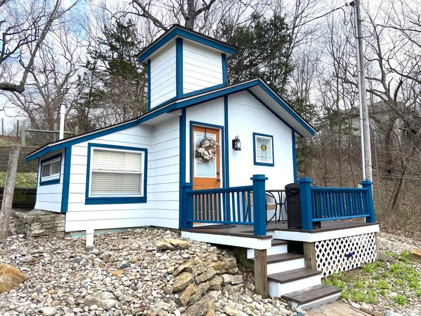 Adorable cottage on Beautiful property w/ hot tub - Image 1