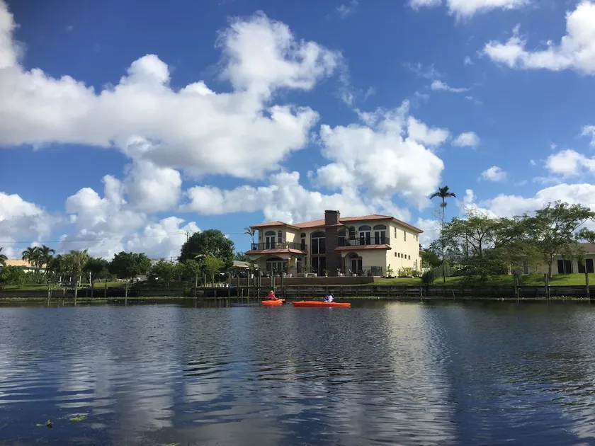 Luxurious Waterfront 6B/5Bt Pool-Spa-Theater Home - Image 1