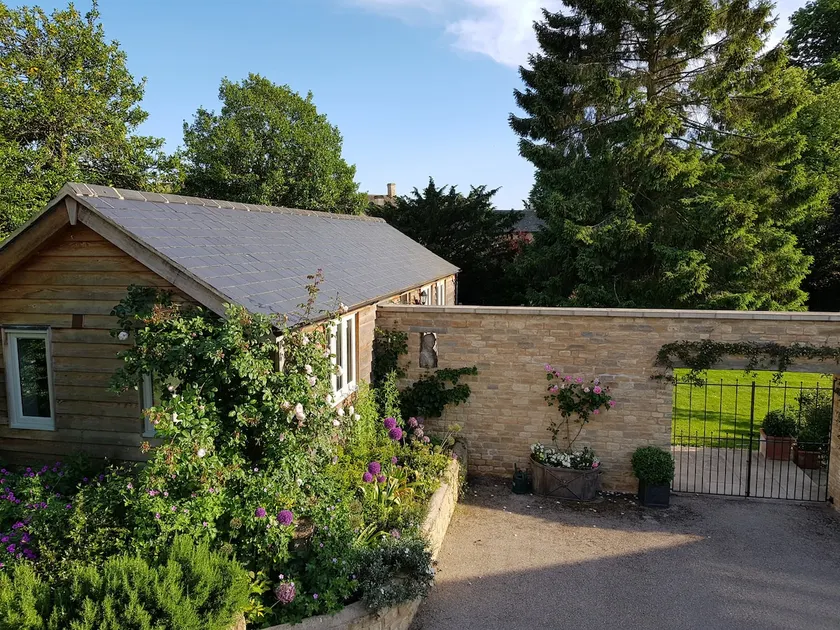 Charming Cottage surrounded by Idyllic garden in peaceful location in central Charlbury - Image 1